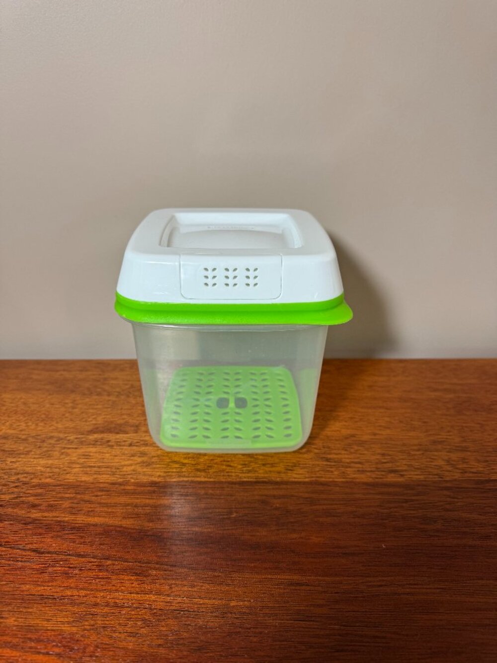 Rubbermaid Fresh Works Produce Saver Medium 6.3 cups Fresh vent Technology